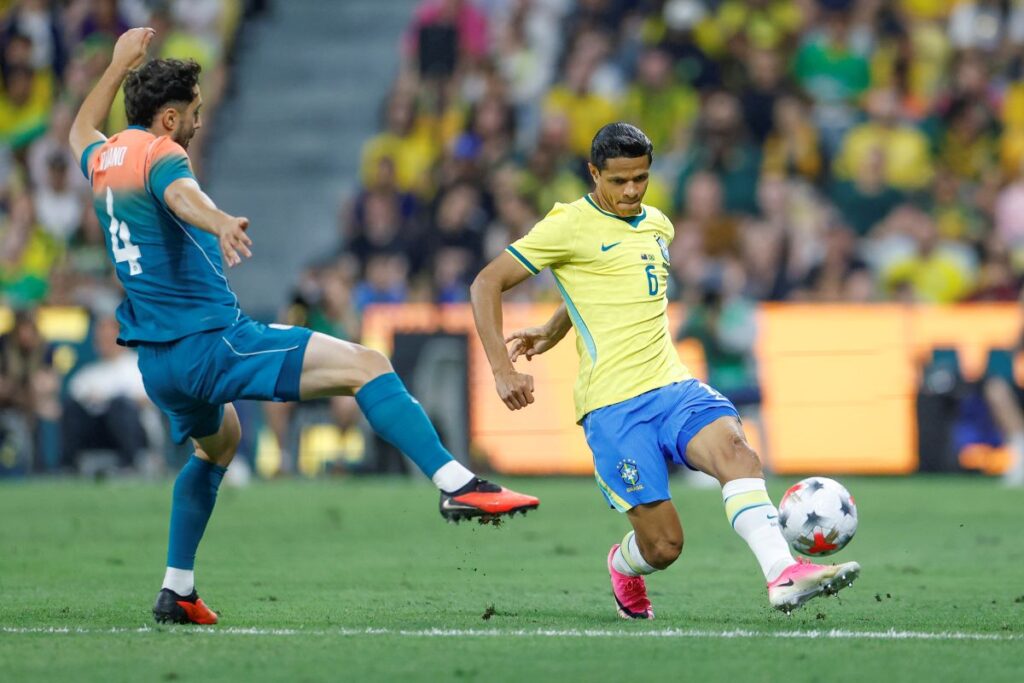 Douglas Santos no empate do Brasil contra a Austrália