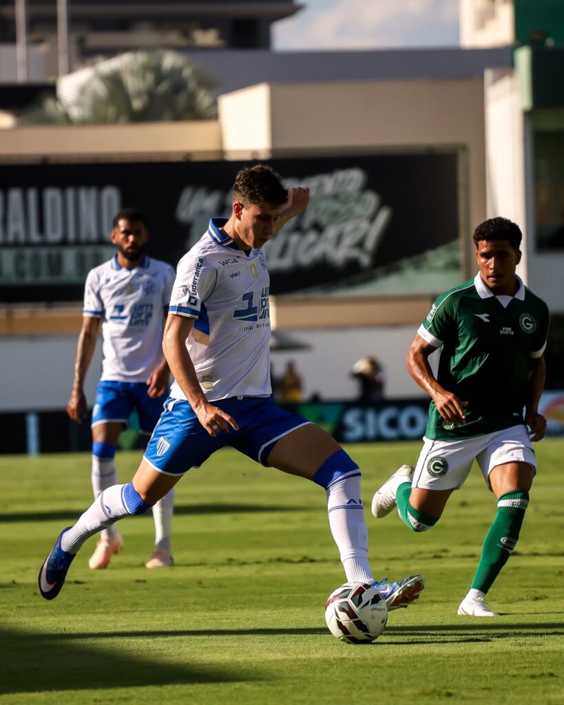 Gabriel Simples em lance na derrota do Avaí para o Goiás