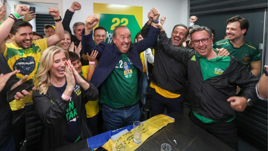 Jorginho Mello comemora a reeleição no comitê de campanha - Foto: Divulgação/PL